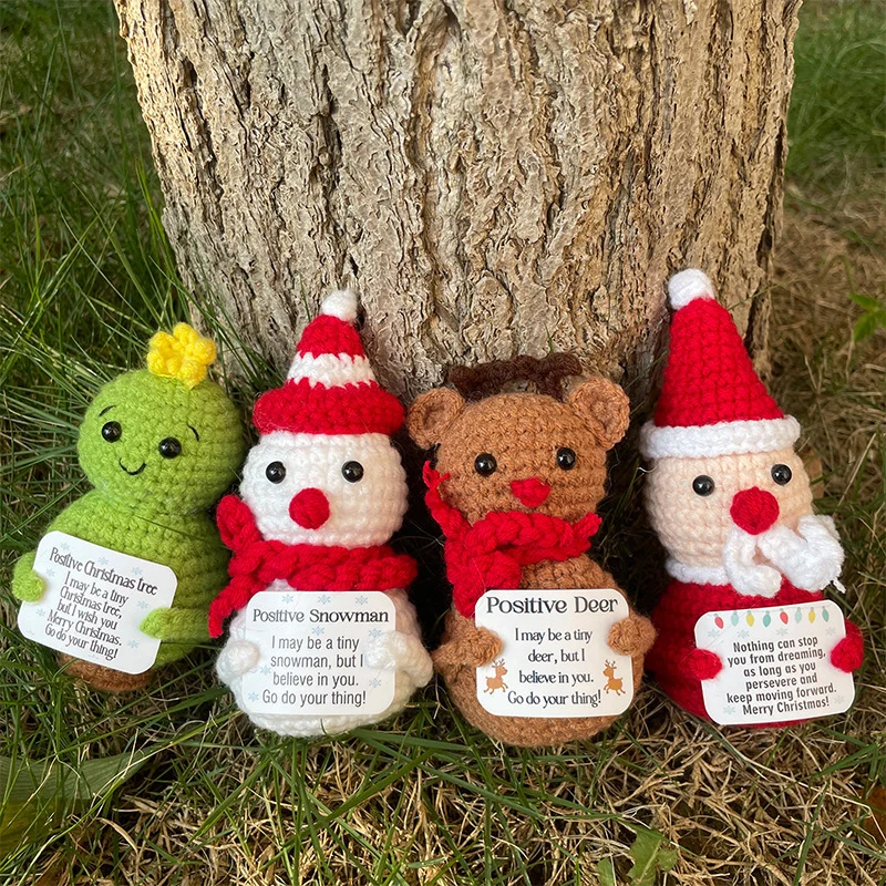 Plüschknuffel mit Weihnachtsmannhut und Schal