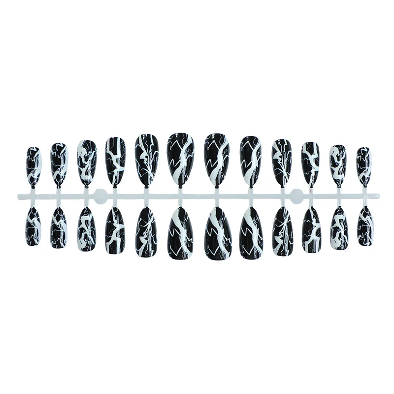 Stylisches Künstlerisches Press-On Nagelkunst Set mit Blitzdesign