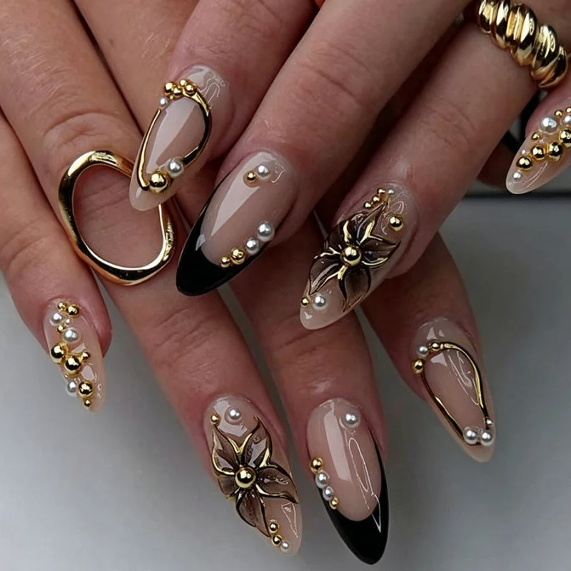 Luxuriöses Nagelkunst Press-On Set mit goldenen Akzenten