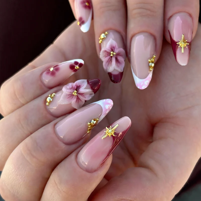 Luxuriöse florale und mit Edelsteinen verzierte Press-On-Nagelkunst