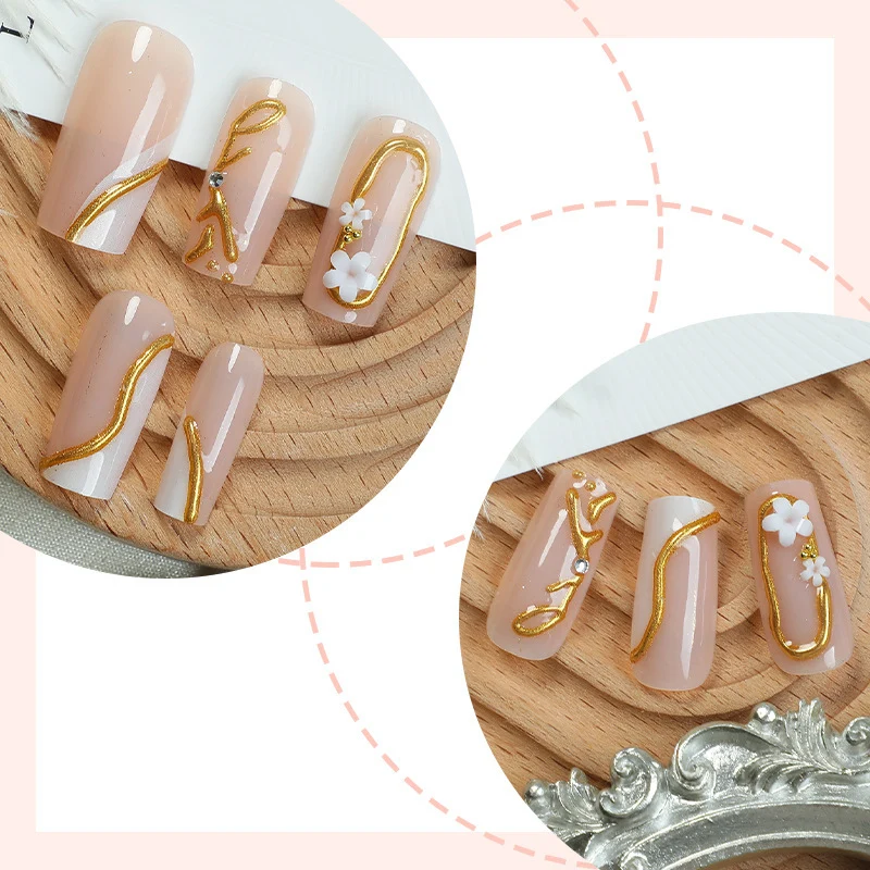 Luxuriöses dekoratives Press-On-Nagelkunst-Set mit goldenen Akzenten