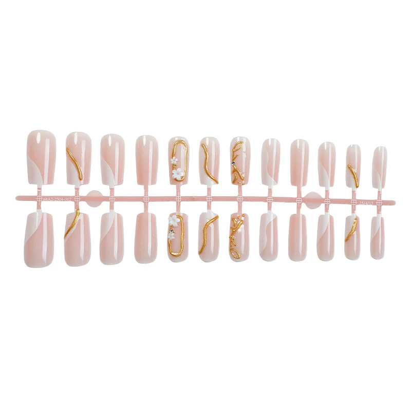 Luxuriöses dekoratives Press-On-Nagelkunst-Set mit goldenen Akzenten