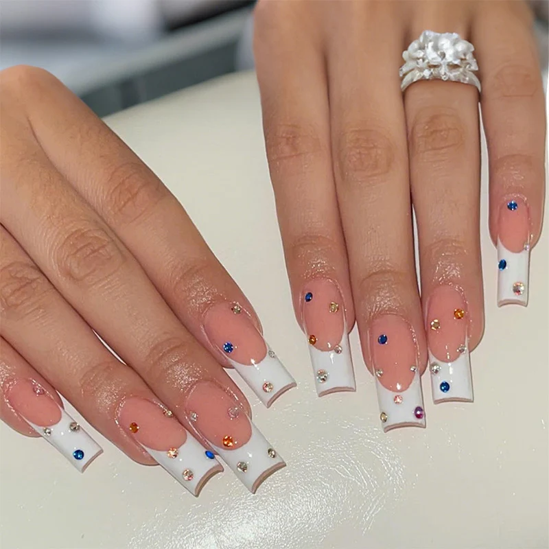 Glamouröses Press-On Nagelkunst-Set mit dekorativen Edelsteinen