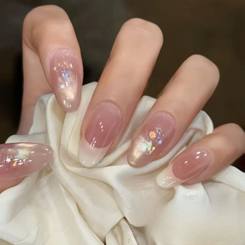 Stylische Press-On-Nagelverlängerungen mit künstlerischen Akzenten