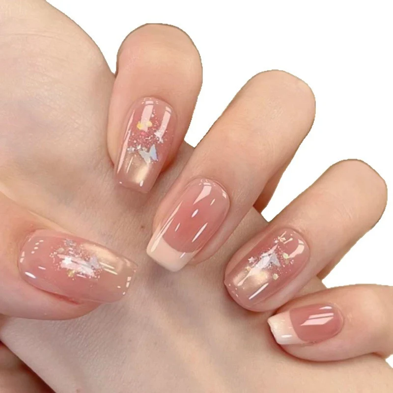 Stylische Press-On-Nagelverlängerungen mit künstlerischen Akzenten