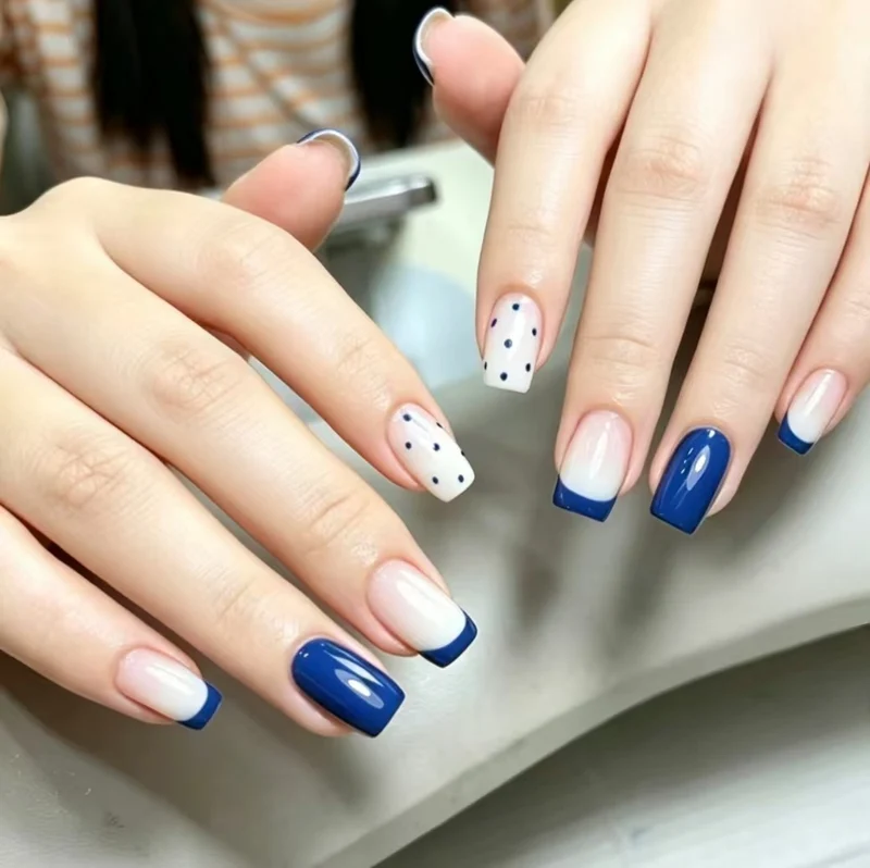 Stylische French Tip Nagelerweiterungen
