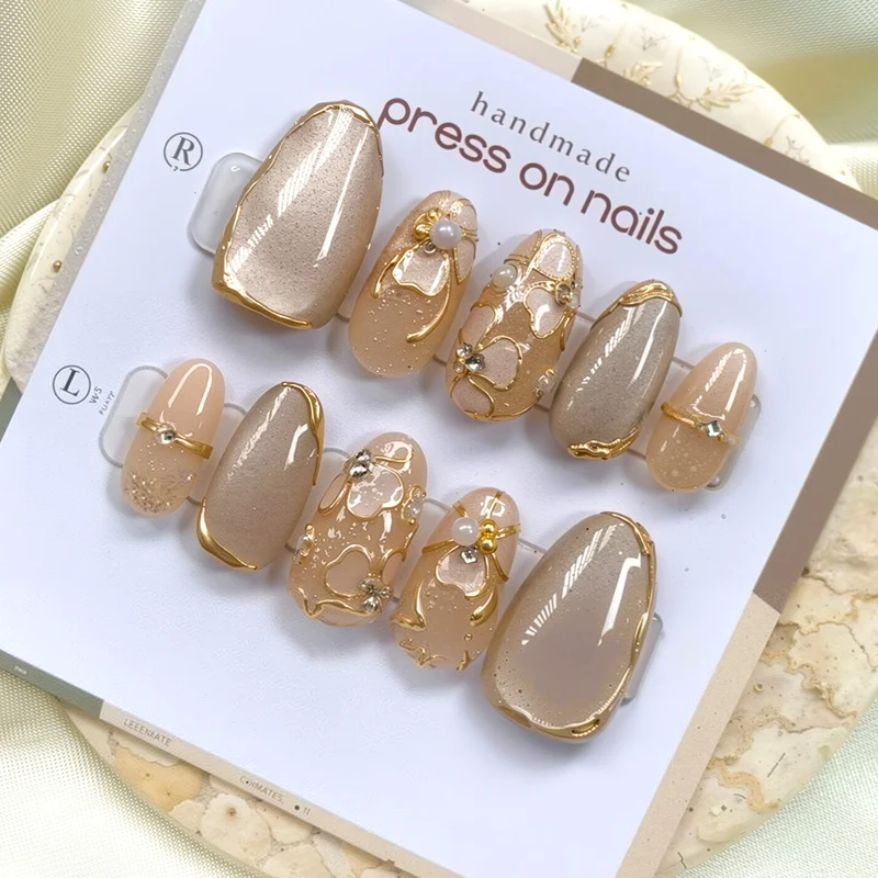 Handgemachtes Dekoratives Press-On-Nagelset mit Perlen- und Goldakzenten
