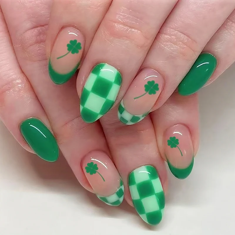 Themen Karierter Kleeblatt Press-On Nagelkunst