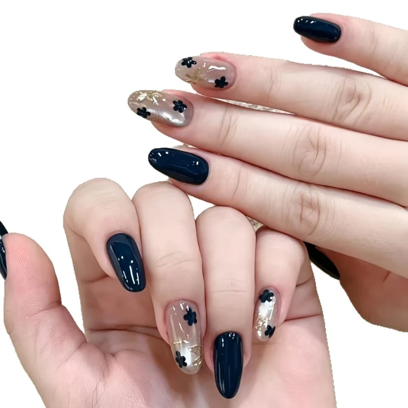 Blumige dekorative Nagelverbesserungen