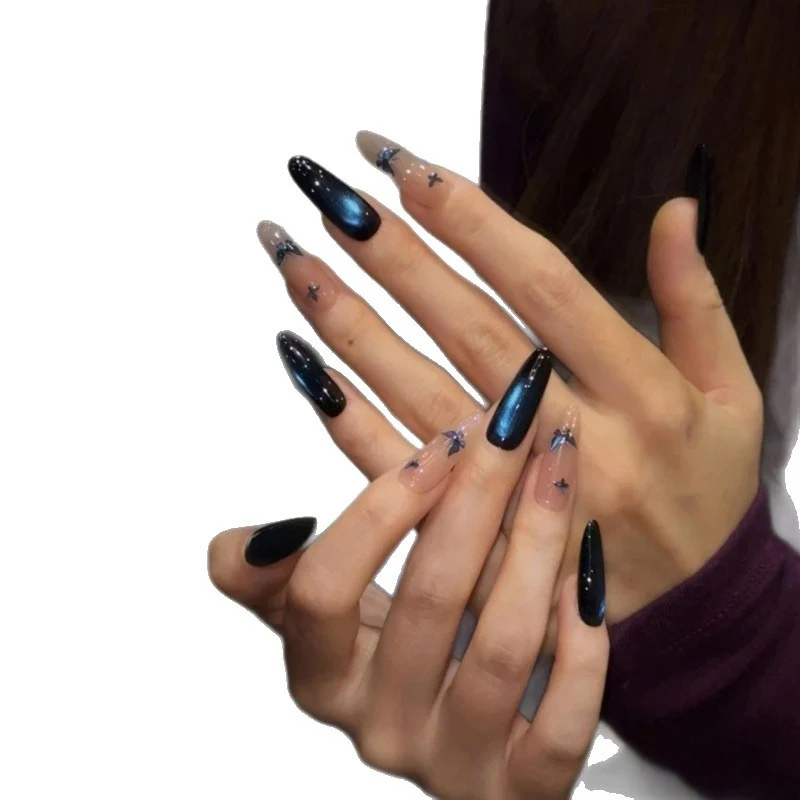 Elegante Stiletto-Nagelverlängerungen mit funkelnden Sternakzenten