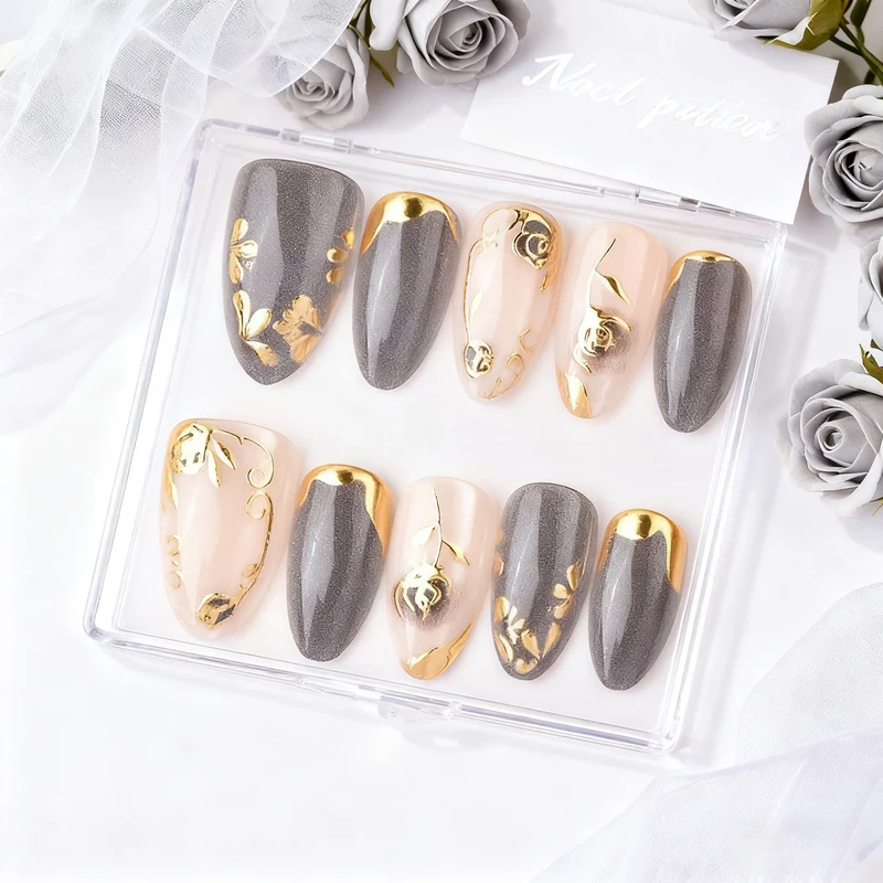 Zierliches Press-On Nagelkunstset mit goldenen Blumenakzenten