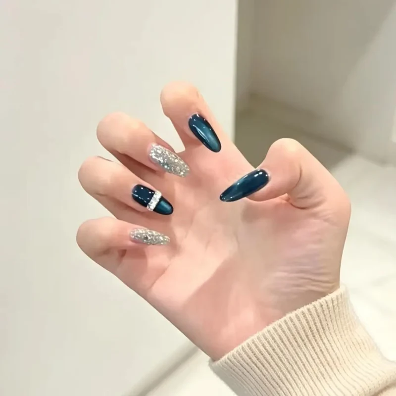 Elegante dekorative Nagelkunstverlängerungen