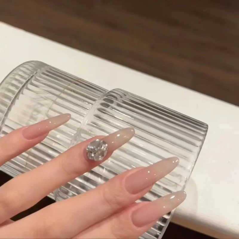 Stiletto Acrylnagelverlängerungen mit Strassakzenten