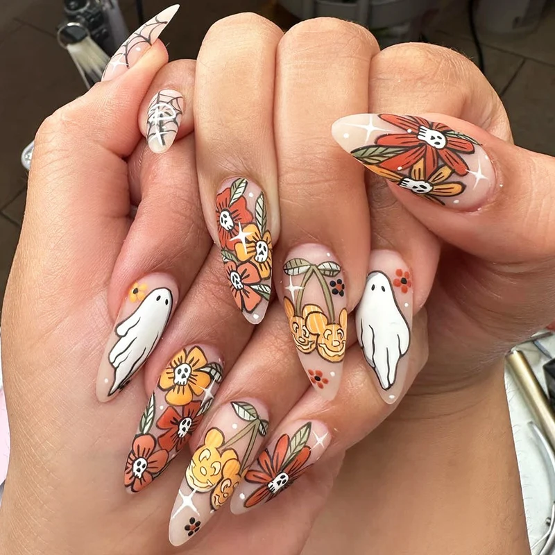 Halloween-inspirierte künstlerische Nagelverlängerungen