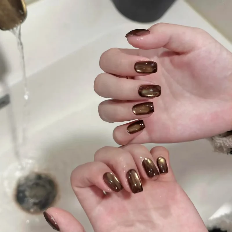 Glänzende Gel-Nagelverlängerungen