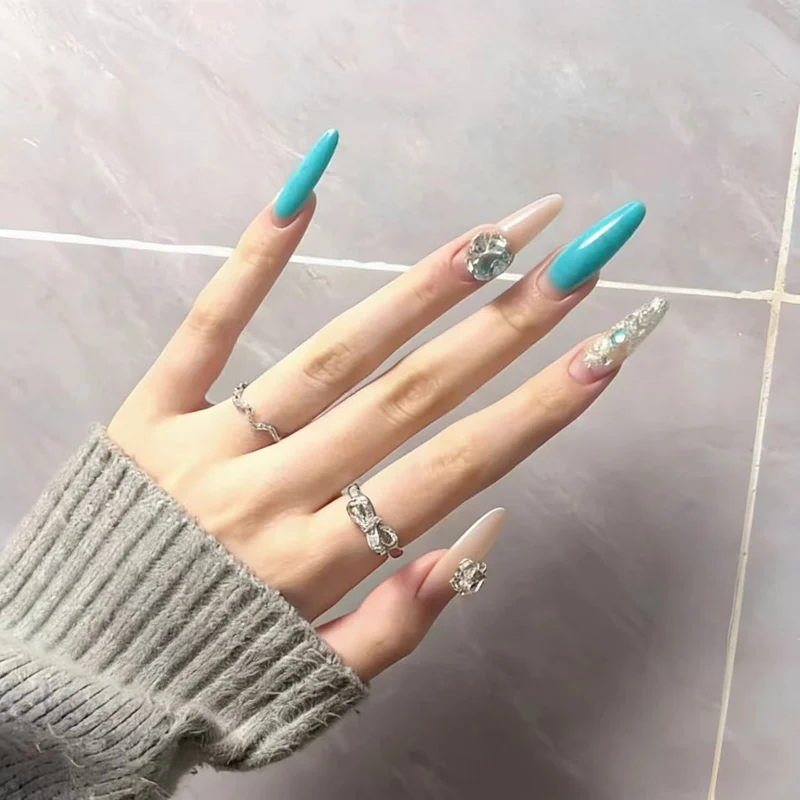 Glänzende elegante Nagelkunst