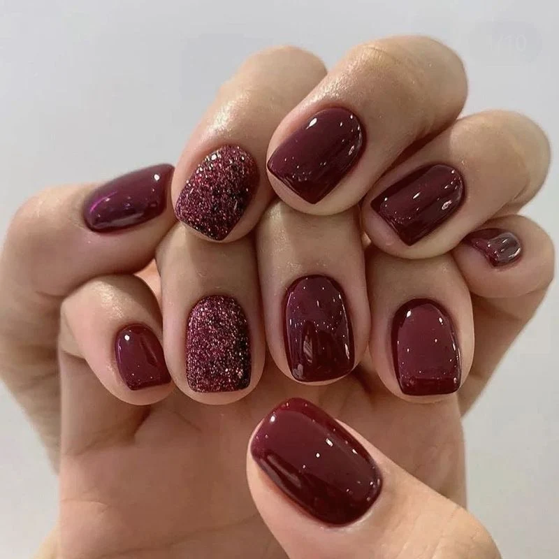 Glänzende Nagelkunstverzierungen