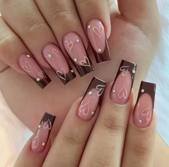 Glänzende Nagelkunstverzierungen