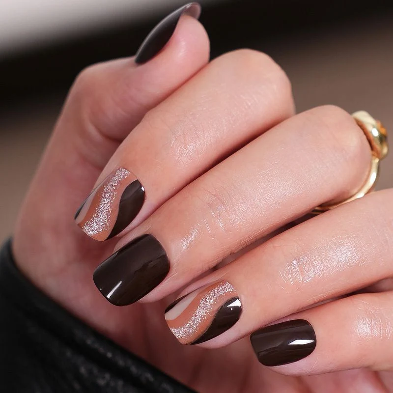 Glänzende Nagelkunstverzierungen