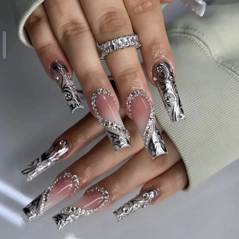 Glänzende Nagelkunstverzierungen