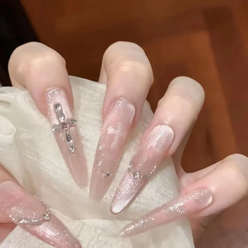 Glamouröse Stiletto-Nagelerweiterungen mit Strass-Akzenten