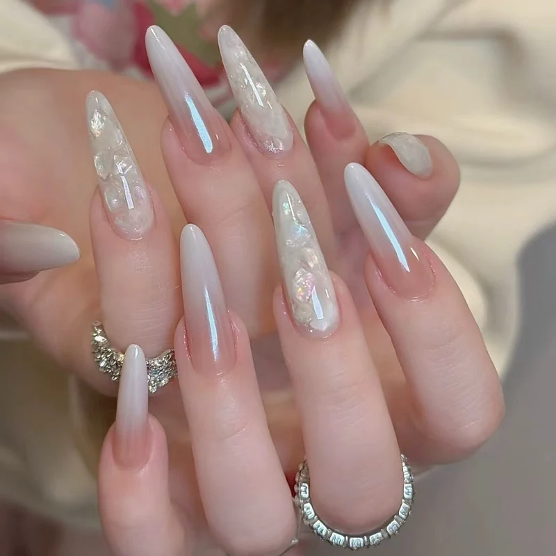 Glamouröse Stiletto-Nagelerweiterungen mit dekorativen Akzenten