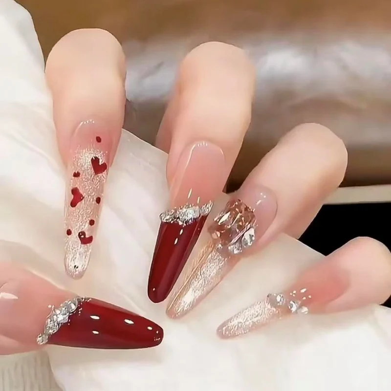 Glamouröse Stiletto Nagelkunstverlängerungen mit Herzakzenten