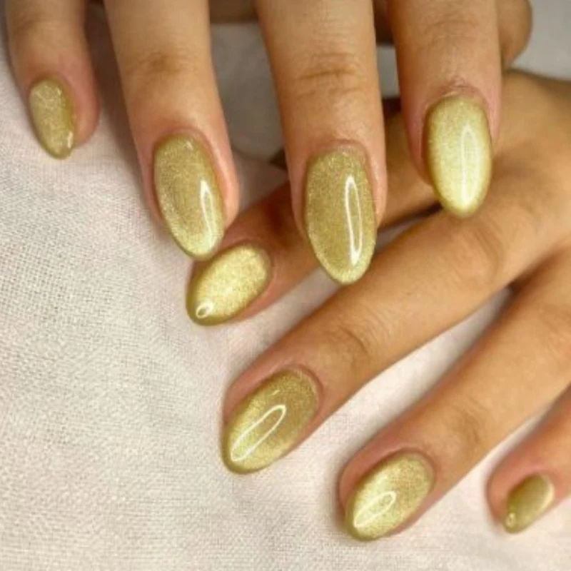Glänzende mandelförmige Nagelverlängerungen
