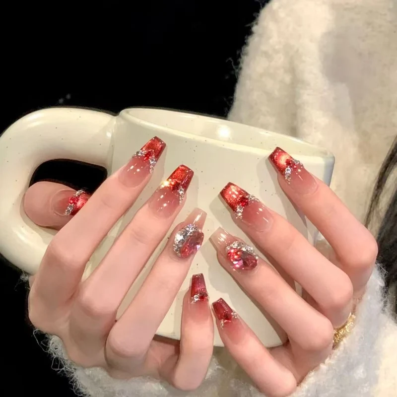 Glitzernde Stiletto Press-On Nagelverzierungen