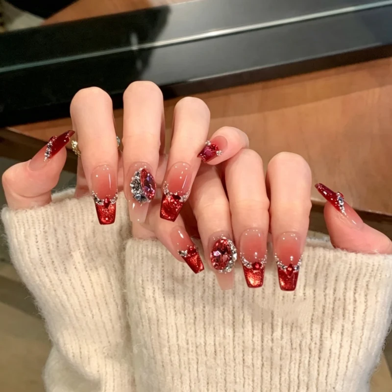 Glitzernde Stiletto Press-On Nagelverzierungen