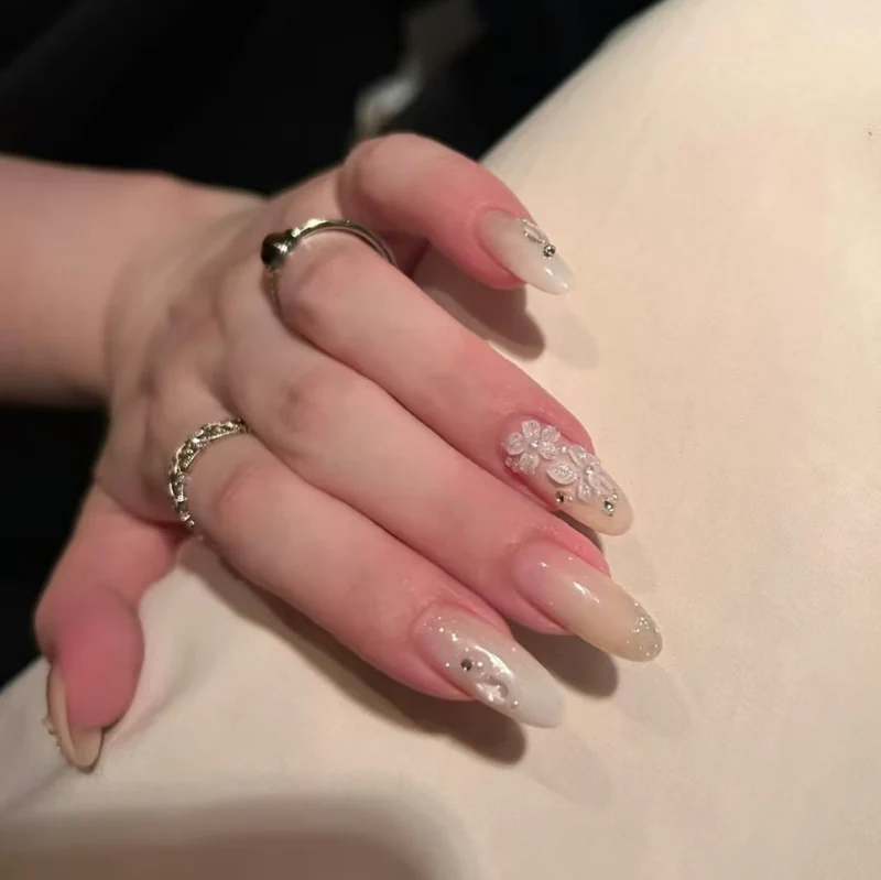 Dekorative florale Acryl-Nagelerweiterungen