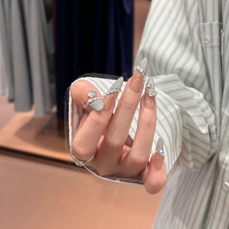 Glamouröse Stiletto-Nagelverlängerungen 1790638639
