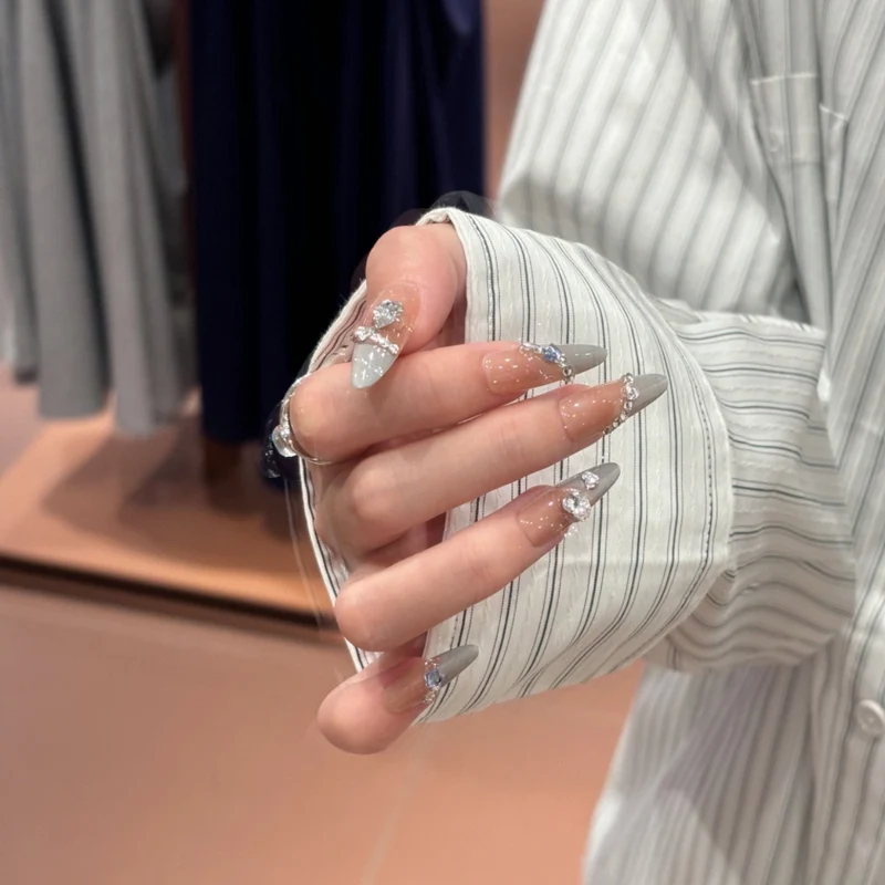 Glamouröse Stiletto-Nagelverlängerungen 1790638639