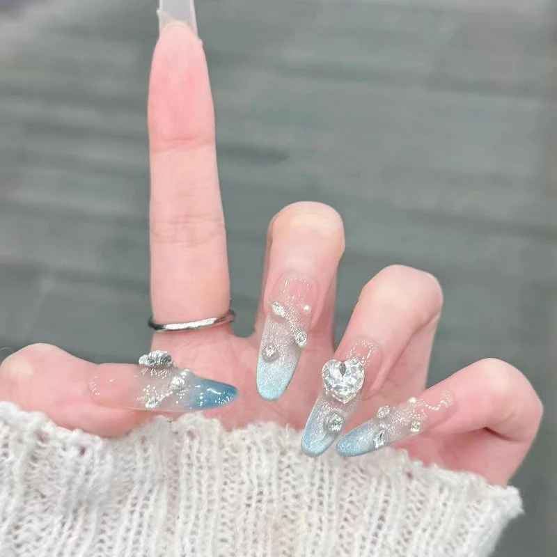 Glamouröse Strass-Stiletto-Nagelerweiterungen