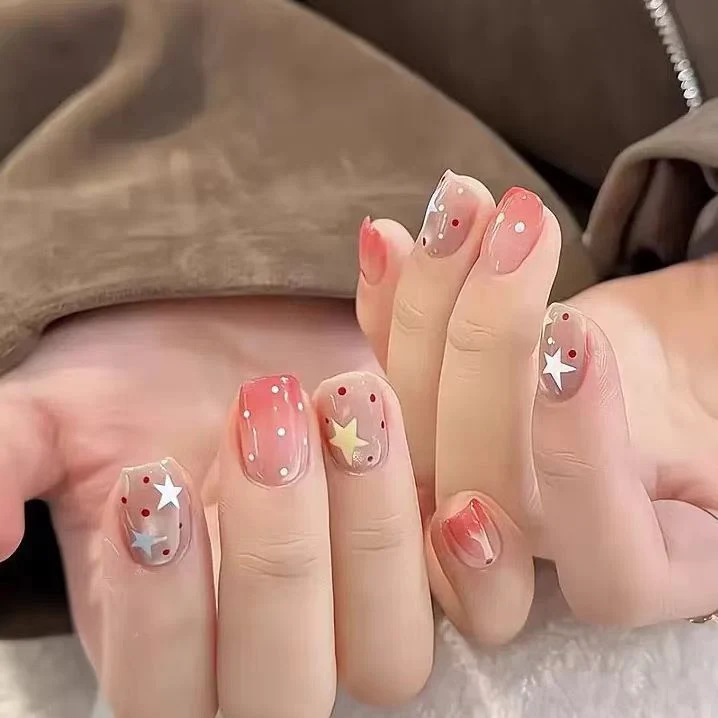 Verspielte tierische Press-On Nagelkunst