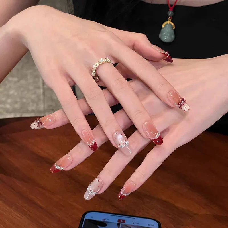 Verspielte tierische Press-On Nagelkunst