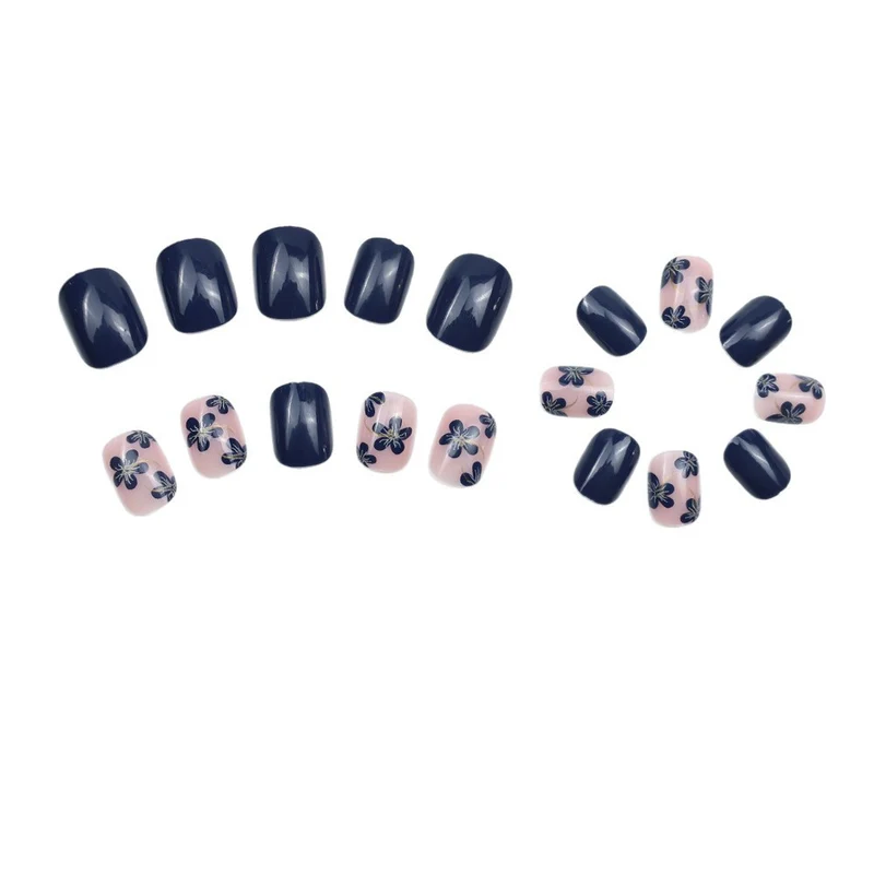 Dekorative florale Nagelkunstverzierungen