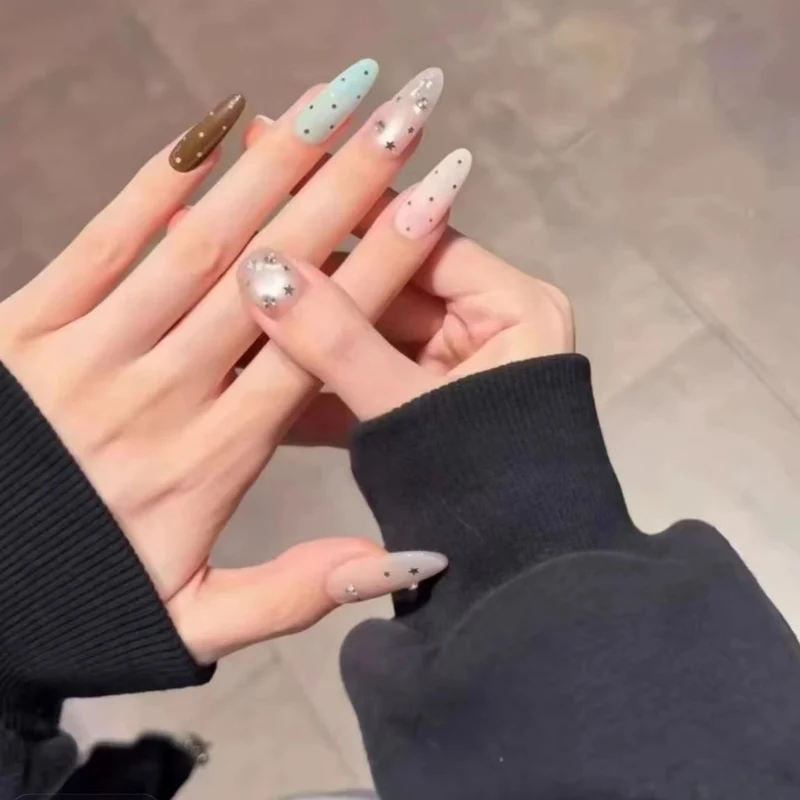 Künstlerische Pünktchen-Nagelverlängerungen