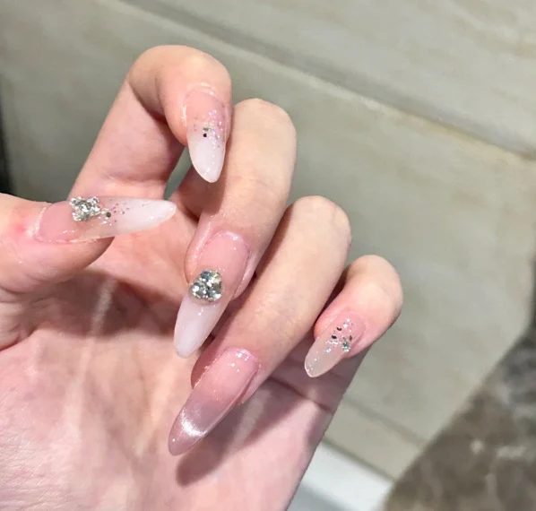 Elegante lange Stiletto-Nagelverstärkungen