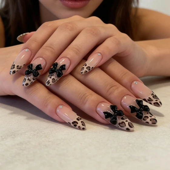 Elegante Leopardenmuster Stiletto Nägel mit Schleifenverzierungen