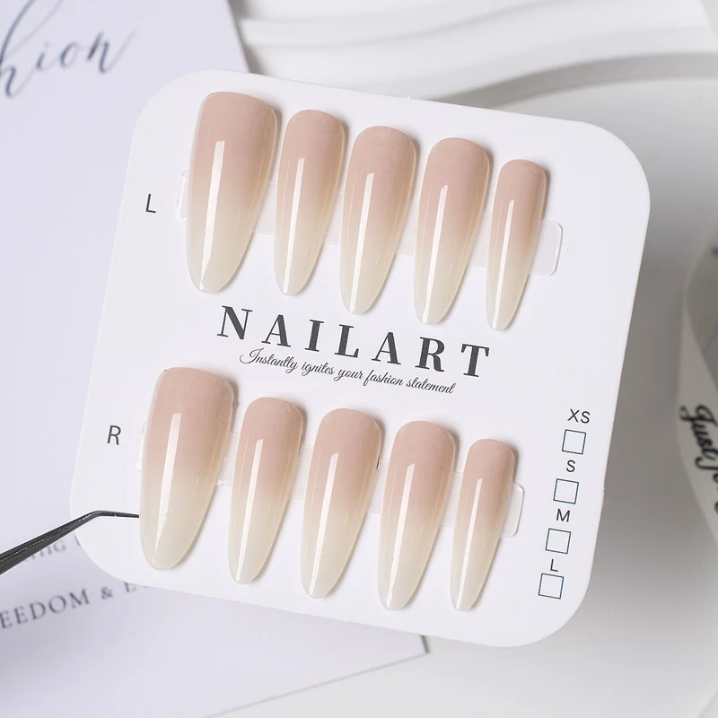Dekorativer Schmetterlings-verzierter Press-On Nagelset