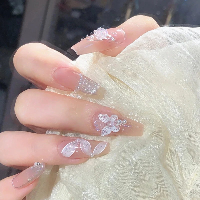 Dekorative handwerkliche Nagelverlängerungen
