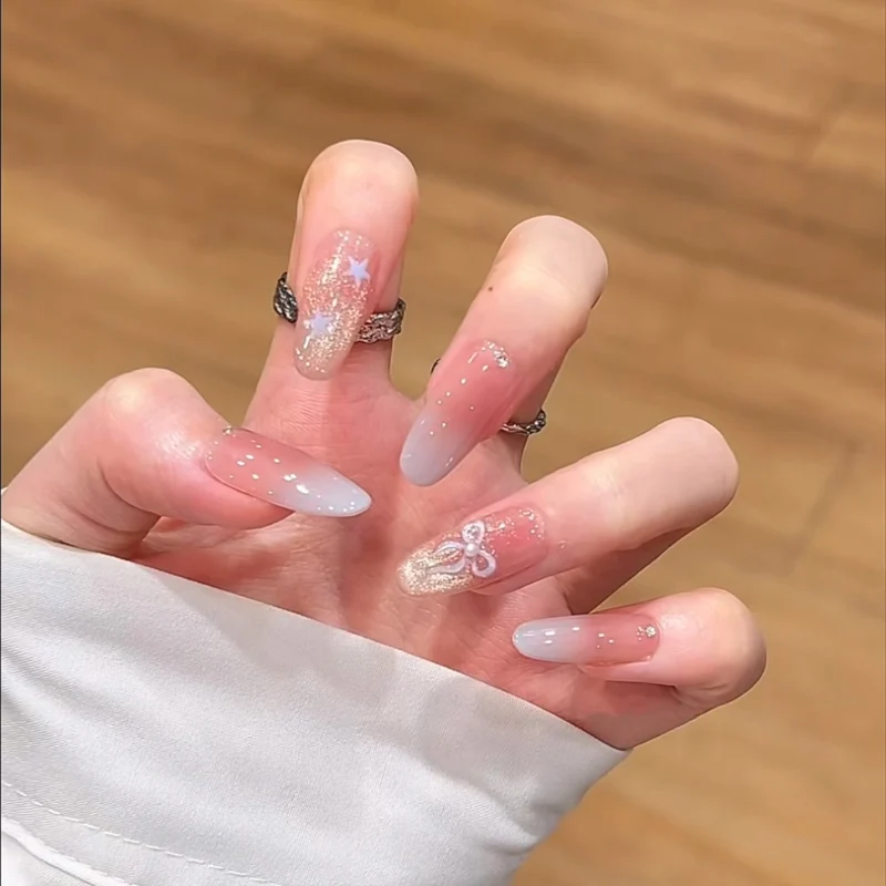 Dekorative handwerkliche Nagelverlängerungen