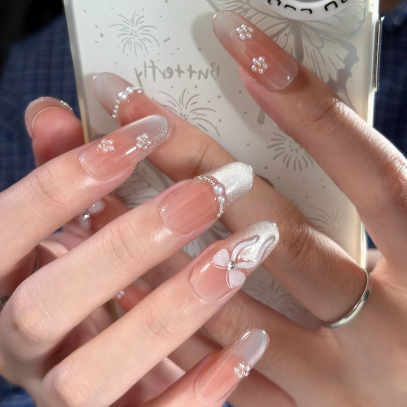 Dekorative handwerkliche Nagelverlängerungen