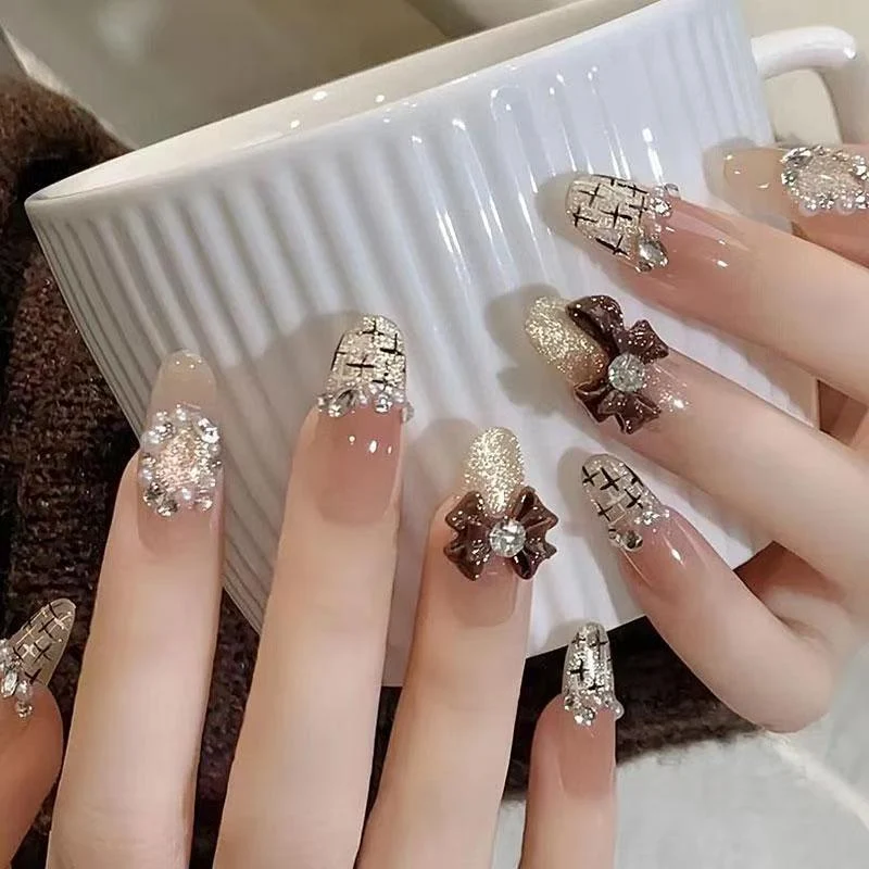 Dekorative handwerkliche Nagelverlängerungen