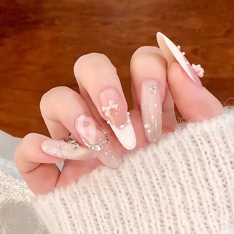 Dekorative handwerkliche Nagelverlängerungen