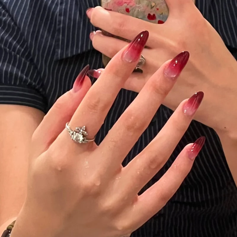 Blumenverzierte Stiletto Nail Art