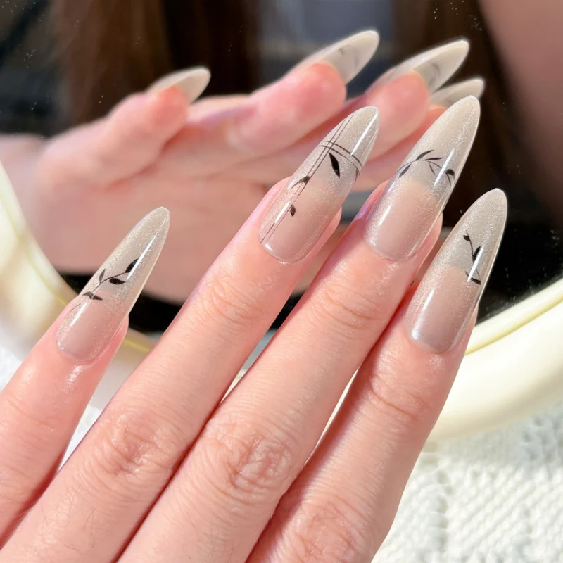 Blumenverzierte Stiletto Nail Art