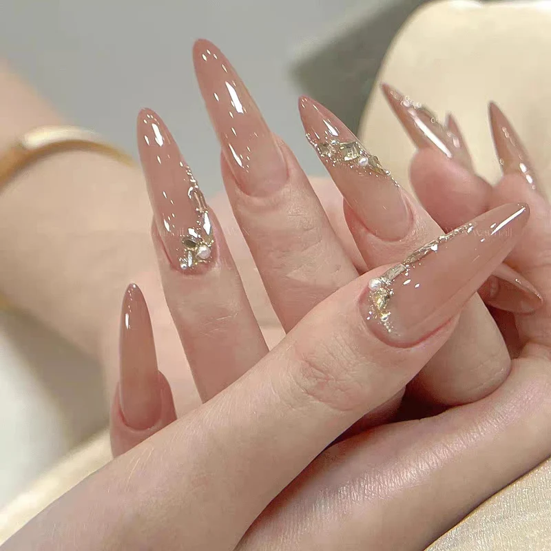 Blumenverzierte Stiletto Nail Art