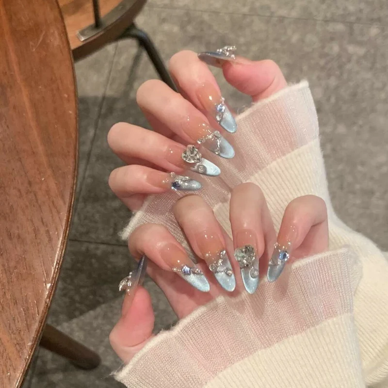Künstlerische Stiletto-Nagelverzierungen mit dekorativen Akzenten